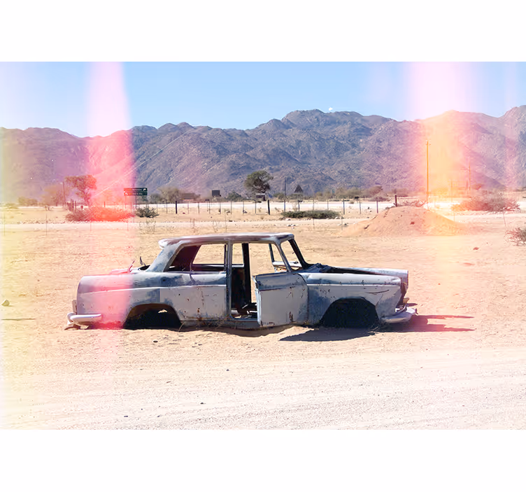 Living room blind deserted vehicle in the sand - TenStickers