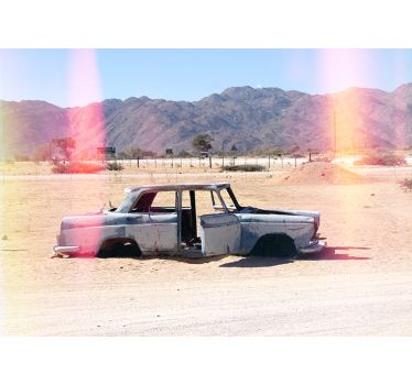 Abandoned car in desert mural - TenStickers