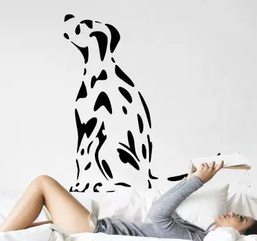 Spotty dog looking up wall decal - TenStickers