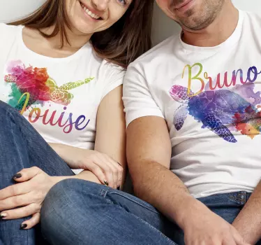 Colorful turtles with name Couple shirts - TenStickers